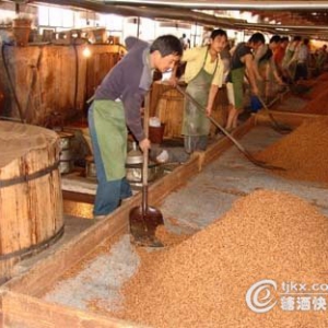 正宗茅台镇酱香型白酒是如何生产的