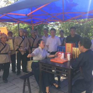 国庆假期茅台镇祭水节,一酒厂摆擂台邀人划拳！